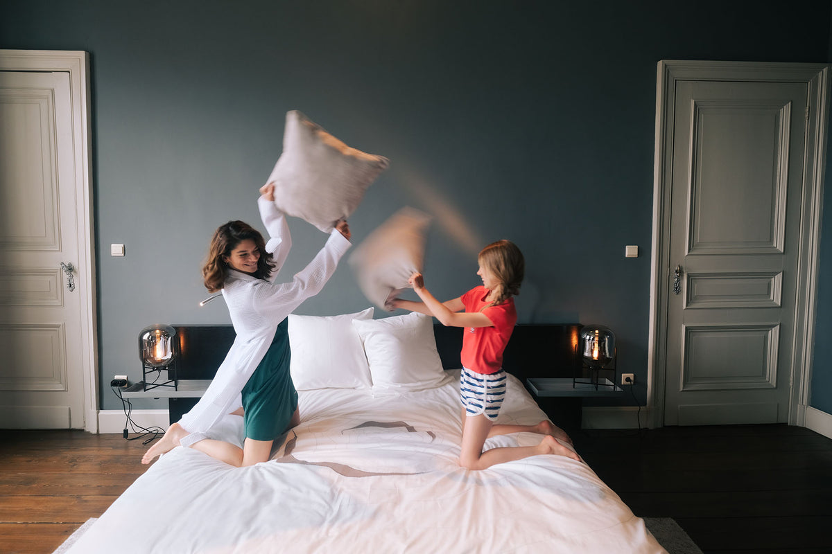 kussengevecht-op-bed.jpg__PID:8065b87e-4f6e-4926-b317-fef3f3759748
